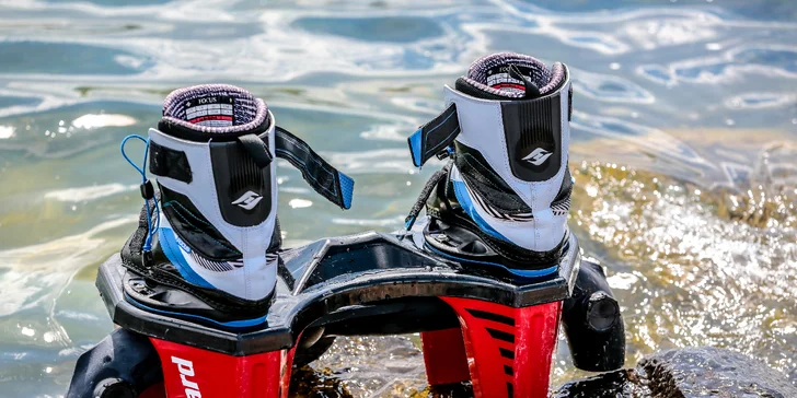 Proleťte se až 9 m nad vodou: flyboard na 25 nebo 30 minut i s instruktáží