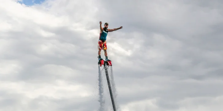 Flyboarding: let nad vodní hladinou ve východních Čechách + dárek