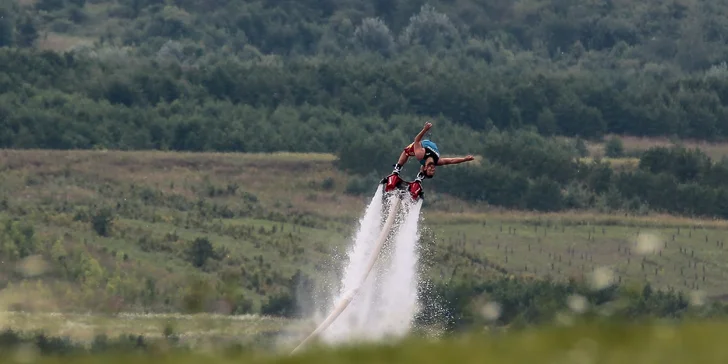 Proleťte se až 9 m nad vodou: flyboard na 25 nebo 30 minut i s instruktáží
