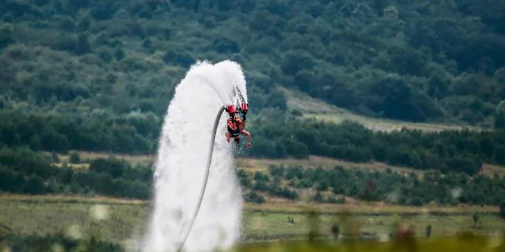 Proleťte se až 9 m nad vodou: flyboard na 25 nebo 30 minut i s instruktáží