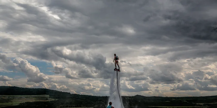 Proleťte se až 9 m nad vodou: flyboard na 25 nebo 30 minut i s instruktáží