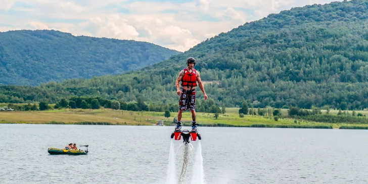 Proleťte se až 9 m nad vodou: flyboard na 25 nebo 30 minut i s instruktáží