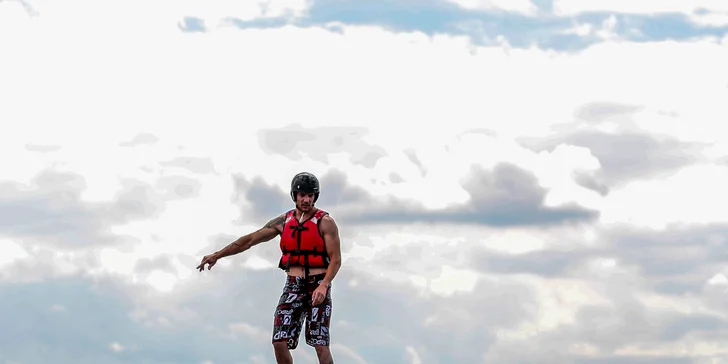 Proleťte se až 9 m nad vodou: flyboard na 25 nebo 30 minut i s instruktáží