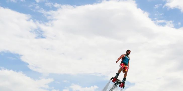 Proleťte se až 9 m nad vodou: flyboard na 25 nebo 30 minut i s instruktáží