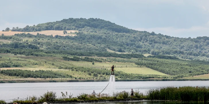 Proleťte se až 9 m nad vodou: flyboard na 25 nebo 30 minut i s instruktáží