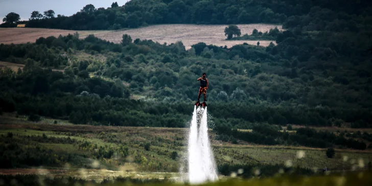 Proleťte se až 9 m nad vodou: flyboard na 25 nebo 30 minut i s instruktáží