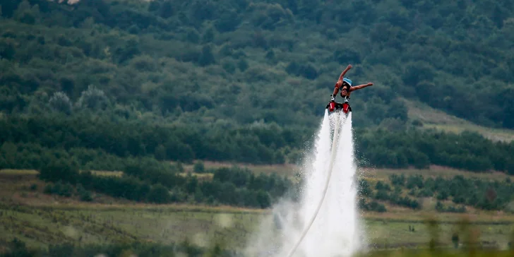 Proleťte se až 9 m nad vodou: flyboard na 25 nebo 30 minut i s instruktáží