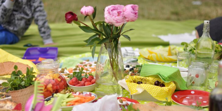 Na piknik do Grébovky: krásné koše plné dobrot včetně ovoce a lahve vína