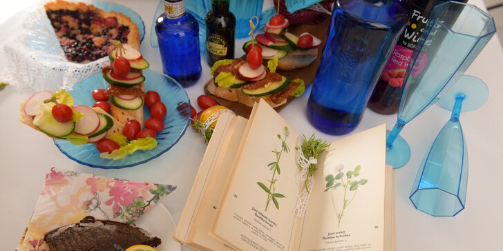 Na piknik do Grébovky: krásné koše plné dobrot včetně ovoce a lahve vína