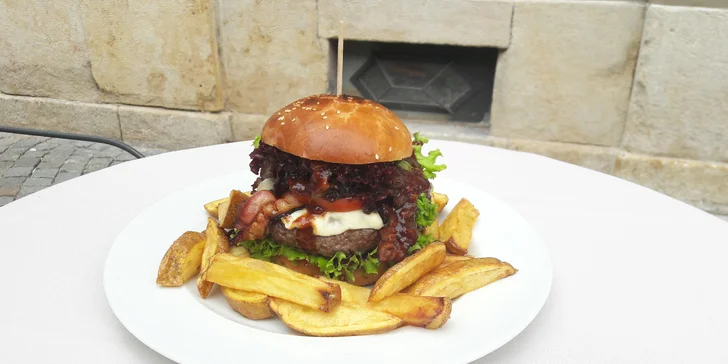 Hovězí burger v domácí bulce s cibulovou marmeládou, slaninou a hranolky