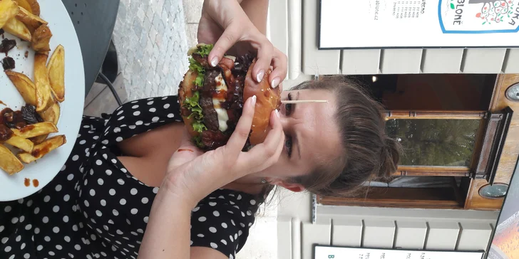 Hovězí burger v domácí bulce s cibulovou marmeládou, slaninou a hranolky