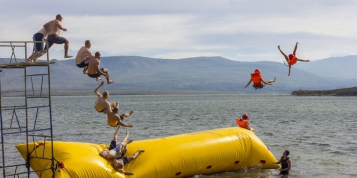 Ať žije léto: bláznivé skoky do vody z adrenalinové atrakce Wow Jump na Slapech