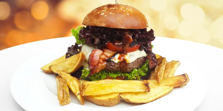 Hovězí burger v domácí bulce s cibulovou marmeládou, slaninou a hranolky
