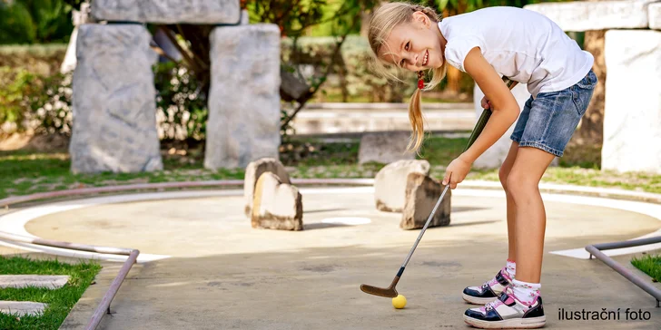 Dvě hodiny venkovního minigolfu pro dva vč. zapůjčení vybavení