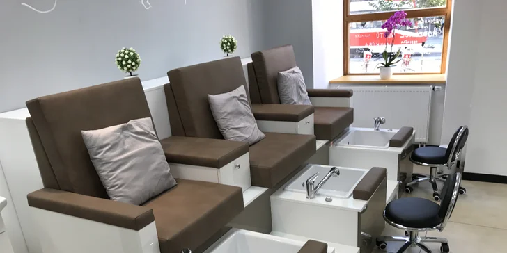 Manikúra se zdobením a případně i pedikúra v salonu pod hodinami