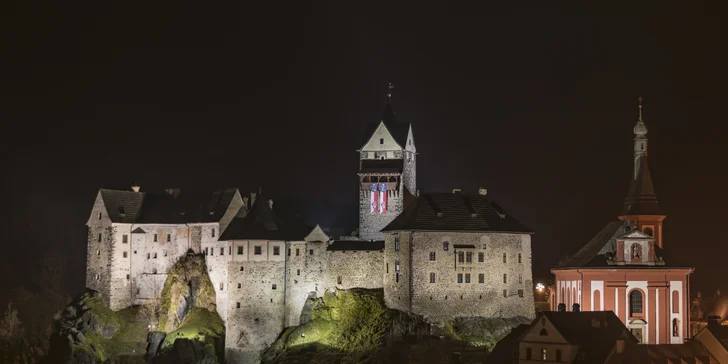 Užijte si romantické noční výhledy na osvětlený hrad.