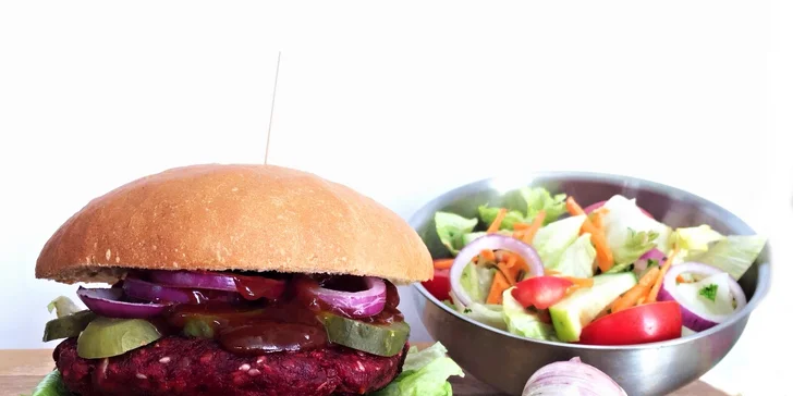 Bašta nejen pro vegany: vege burger dle vašeho výběru + salát i s rozvozem