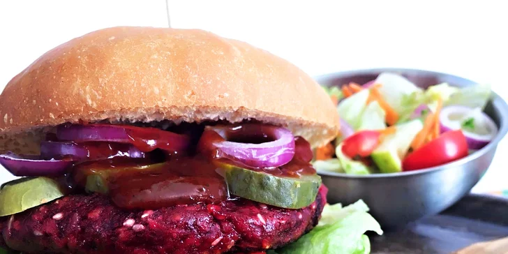 Bašta nejen pro vegany: vege burger dle vašeho výběru + salát i s rozvozem