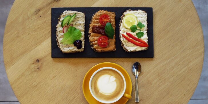 Lehká svačina v kavárně Melk: celozrnný chlebíček, káva a limonáda