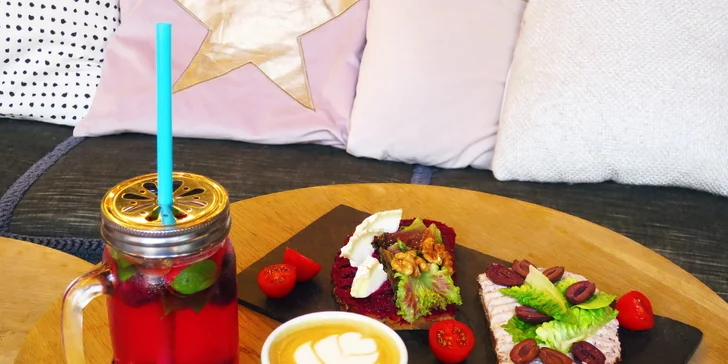 Lehká svačina v kavárně Melk: celozrnný chlebíček, káva a limonáda