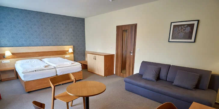 Zabydlet se můžete v pokoji či prostornějším apartmánu. 