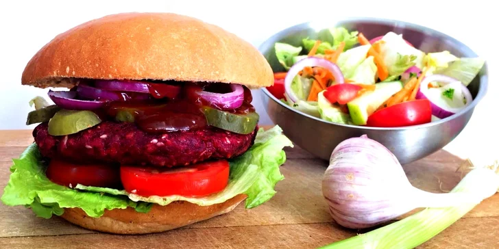 Bašta nejen pro vegany: vege burger dle vašeho výběru + salát i s rozvozem