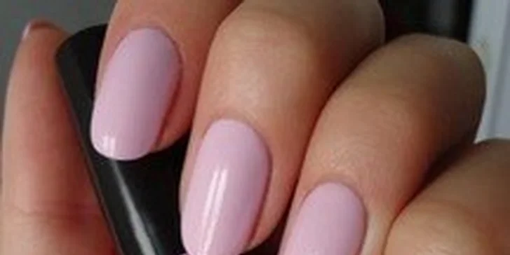 Dopřejte rukám luxus: manikúra s permanentním lakováním CND Shellac