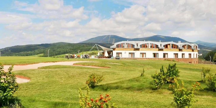 Podzim v designovém resortu v Krkonoších: polopenze, wellness i vstup na driving