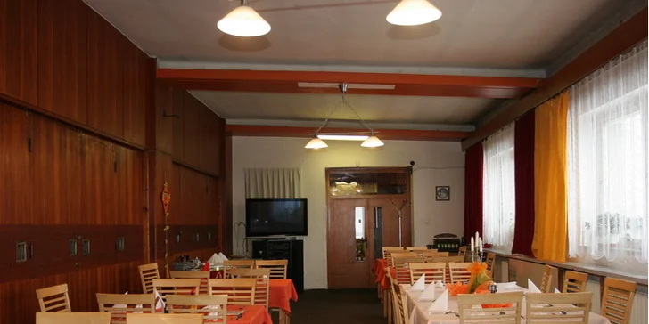 Příjemná dovolená v Beskydech pro nenáročné s polopenzí a lahví vína na pokoji