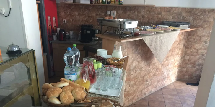 Snídaňový raut plný dobrot: džusy, šunky, sýry, vajíčka, ovoce, káva i čaj