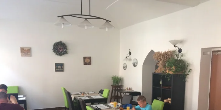 Snídaňový raut plný dobrot: džusy, šunky, sýry, vajíčka, ovoce, káva i čaj