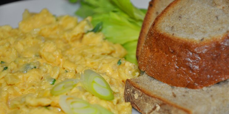 Před prací na snídani: domácí lívance, míchaná vajíčka nebo bagel v Cup and Cake