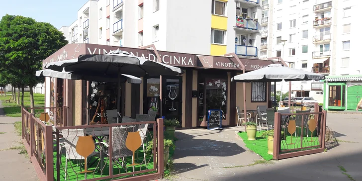 Litr sudového vína a moravské prkénko plné dobrot ve vinárně Decinka