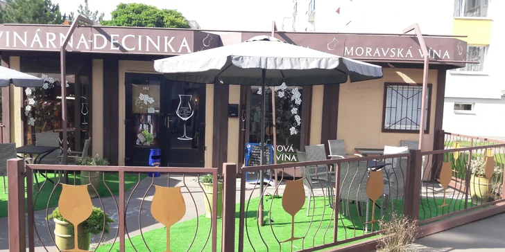 Litr sudového vína a moravské prkénko plné dobrot ve vinárně Decinka