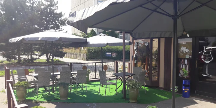 Litr sudového vína a moravské prkénko plné dobrot ve vinárně Decinka