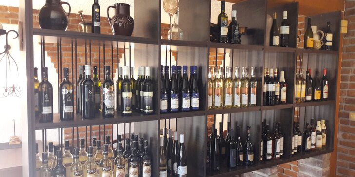 Litr sudového vína a moravské prkénko plné dobrot ve vinárně Decinka