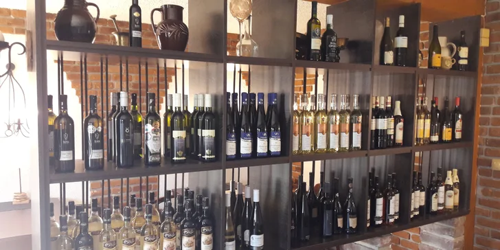 Litr sudového vína a moravské prkénko plné dobrot ve vinárně Decinka