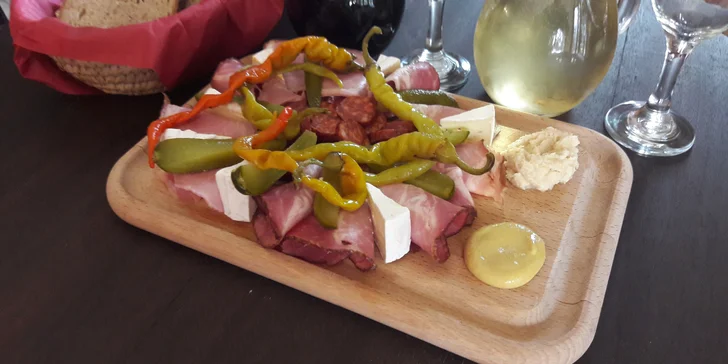 Litr sudového vína a moravské prkénko plné dobrot ve vinárně Decinka