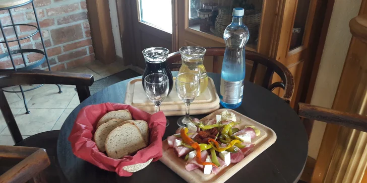 Litr sudového vína a moravské prkénko plné dobrot ve vinárně Decinka