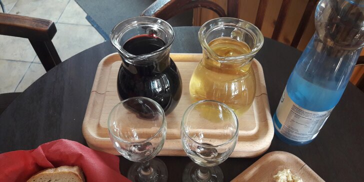 Litr sudového vína a moravské prkénko plné dobrot ve vinárně Decinka