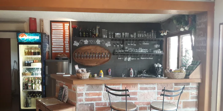 Litr sudového vína a moravské prkénko plné dobrot ve vinárně Decinka