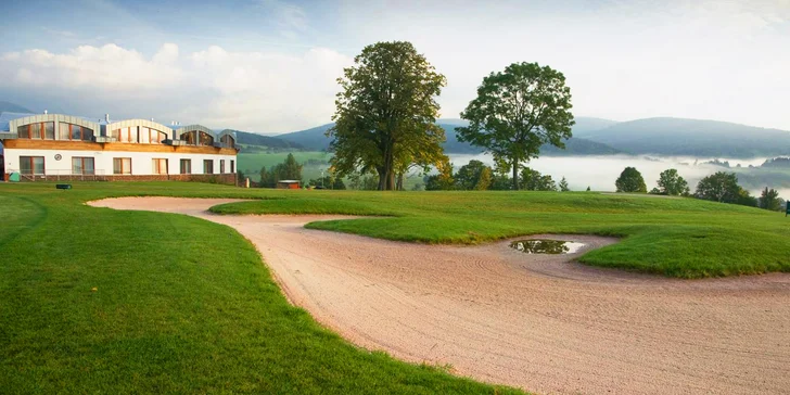 Podzim v designovém resortu v Krkonoších: polopenze, wellness i vstup na driving