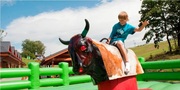 Dovolená plná zážitků: bobová dráha, tubing, rodeo býk i golfové odpaliště