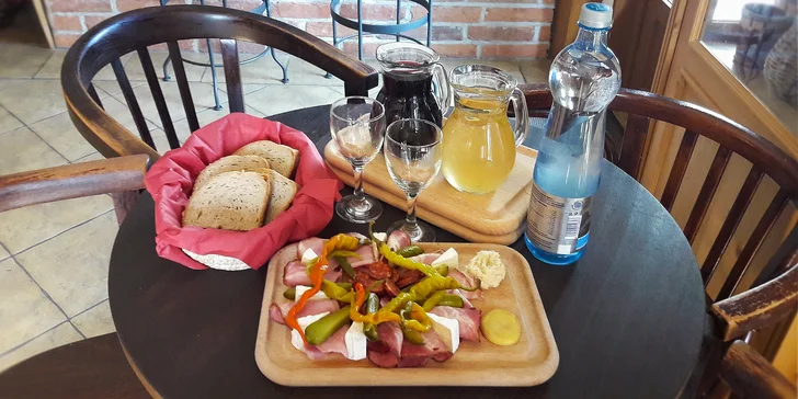 Litr sudového vína a moravské prkénko plné dobrot ve vinárně Decinka
