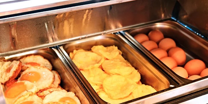 Začněte den dobrou snídaní: brunch v Café Mozart a úžasný výhled na orloj