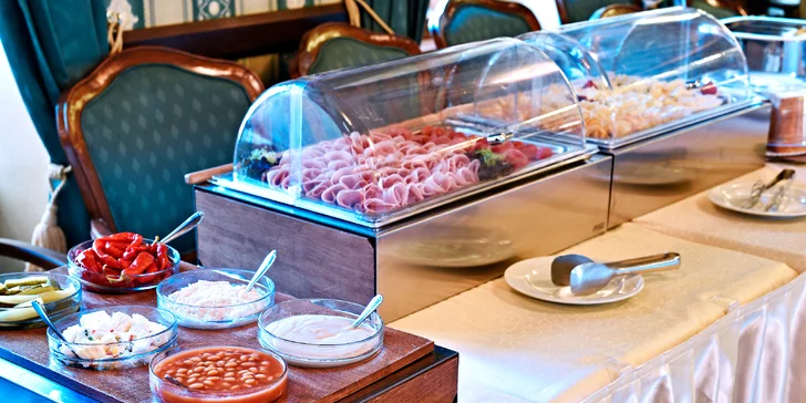 Začněte den dobrou snídaní: brunch v Café Mozart a úžasný výhled na orloj