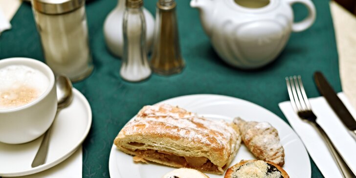 Začněte den dobrou snídaní: brunch v Café Mozart a úžasný výhled na Orloj