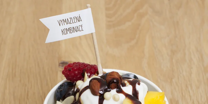 Zdravé mlsání: 200 g frozen yogurtu s ovocem a posypy podle vaší fantazie