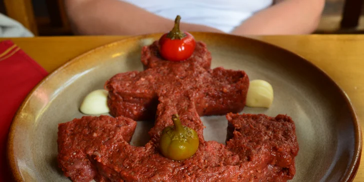 Půlkilový tatarák a nálož topinek v originální restauraci Plachetnice
