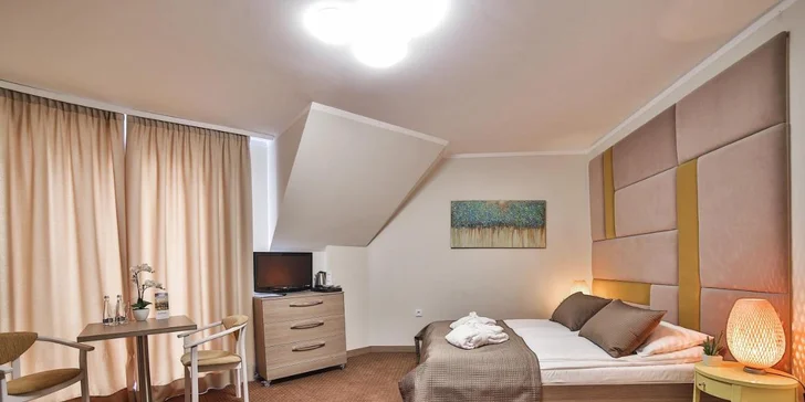 K pokojům patří balkon. 